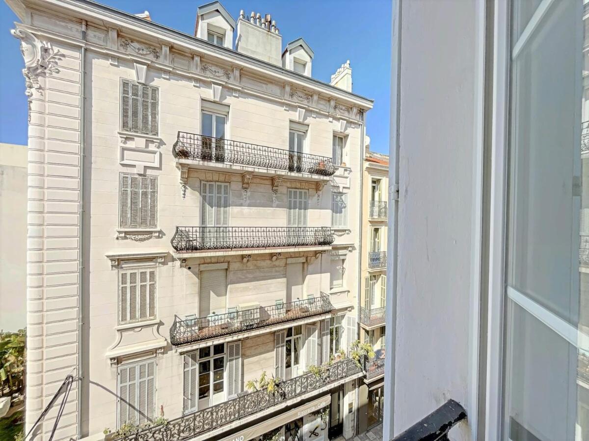 Iris Backcroisette Apartment Cannes